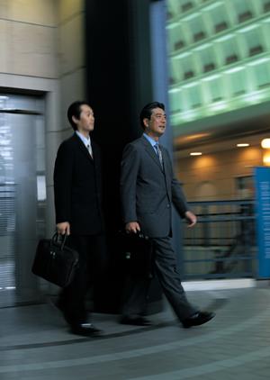 横浜で女性用のオーダースーツを依頼する